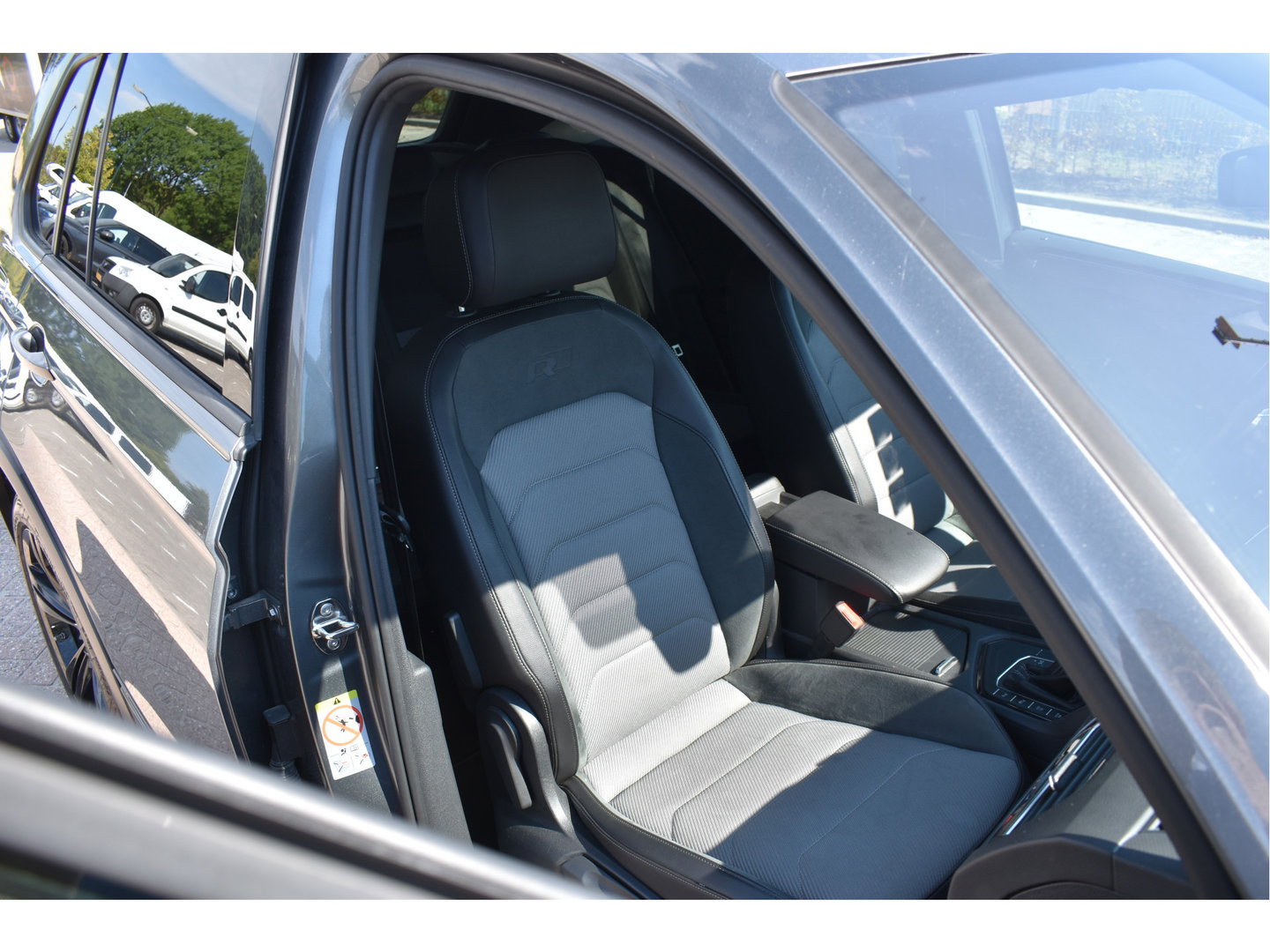 Volkswagen Tiguan 1.5 TSI ACT Highline Business 3x R-Line Blackstyle | HUD | Camera | Carplay | Virtual cockpit | Keyless | Stoelverwarming | Full LED
