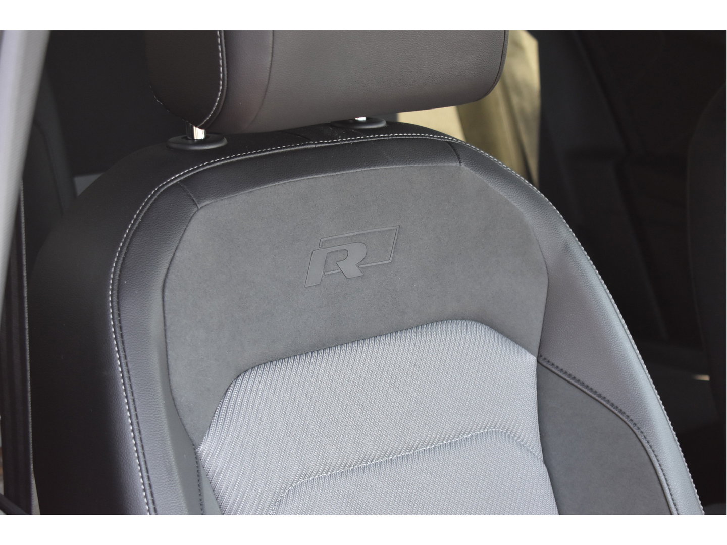 Volkswagen Tiguan 1.5 TSI ACT Highline Business 3x R-Line Blackstyle | HUD | Camera | Carplay | Virtual cockpit | Keyless | Stoelverwarming | Full LED