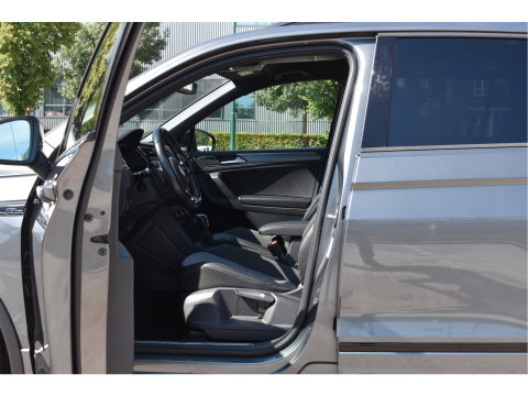 Volkswagen Tiguan 1.5 TSI ACT Highline Business 3x R-Line Blackstyle | HUD | Camera | Carplay | Virtual cockpit | Keyless | Stoelverwarming | Full LED