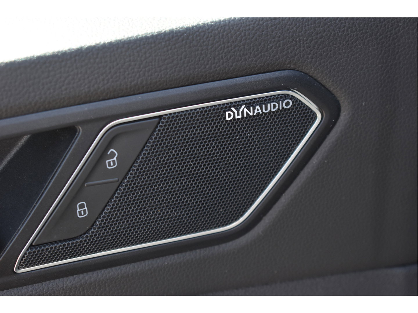 Volkswagen Tiguan 1.5 TSI ACT Highline Business 3x R-Line Blackstyle | HUD | Camera | Carplay | Virtual cockpit | Keyless | Stoelverwarming | Full LED