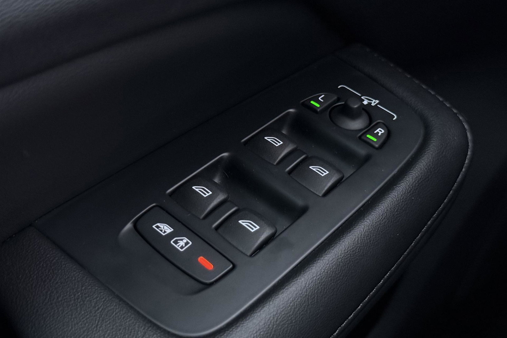 Volvo V60 T8 Plus Dark | Harman/Kardon | Memory | BLIS | Stoel+Stuurverwarming | Camera | Getint Glas | ACC