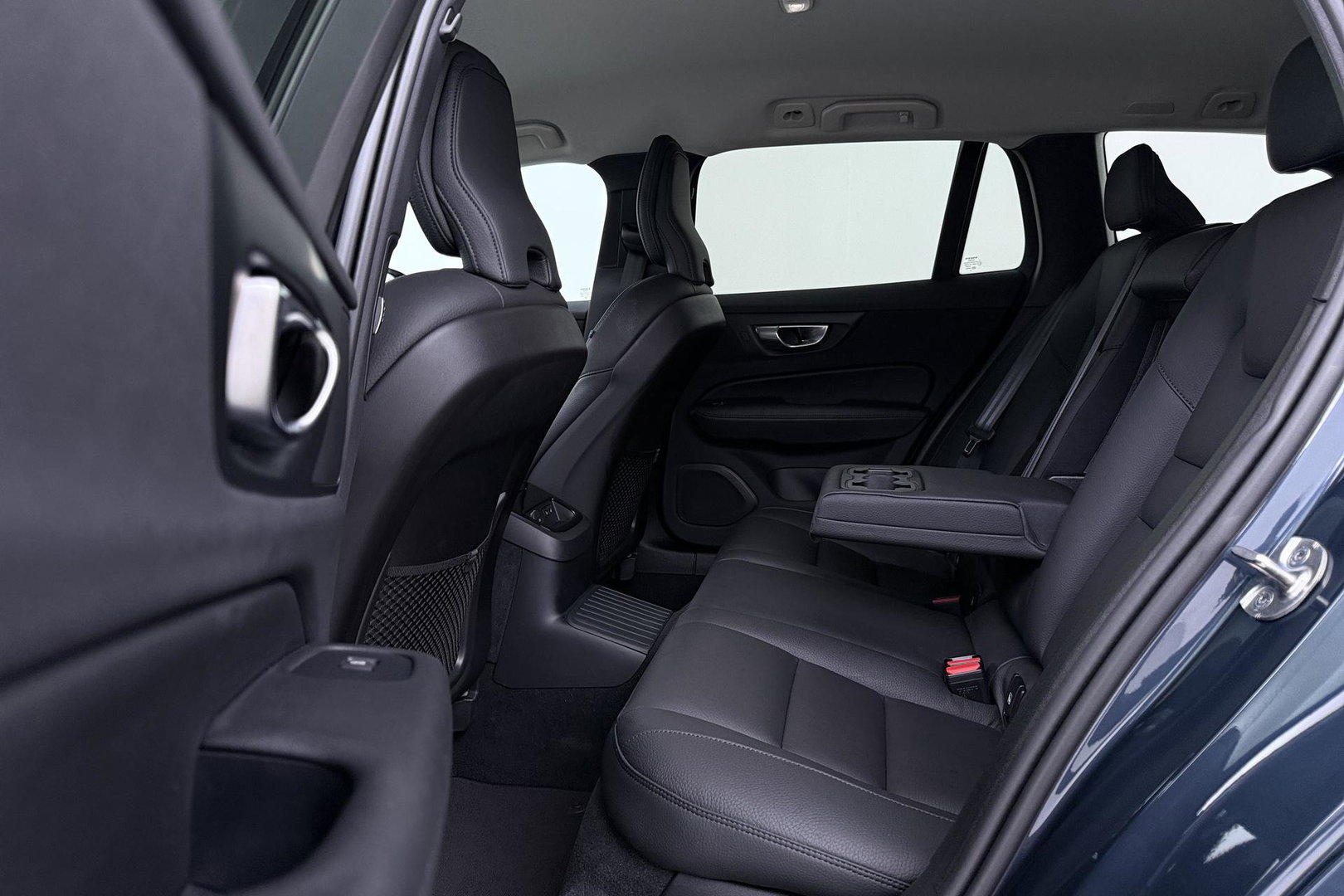 Volvo V60 T8 Plus Dark | Harman/Kardon | Memory | BLIS | Stoel+Stuurverwarming | Camera | Getint Glas | ACC