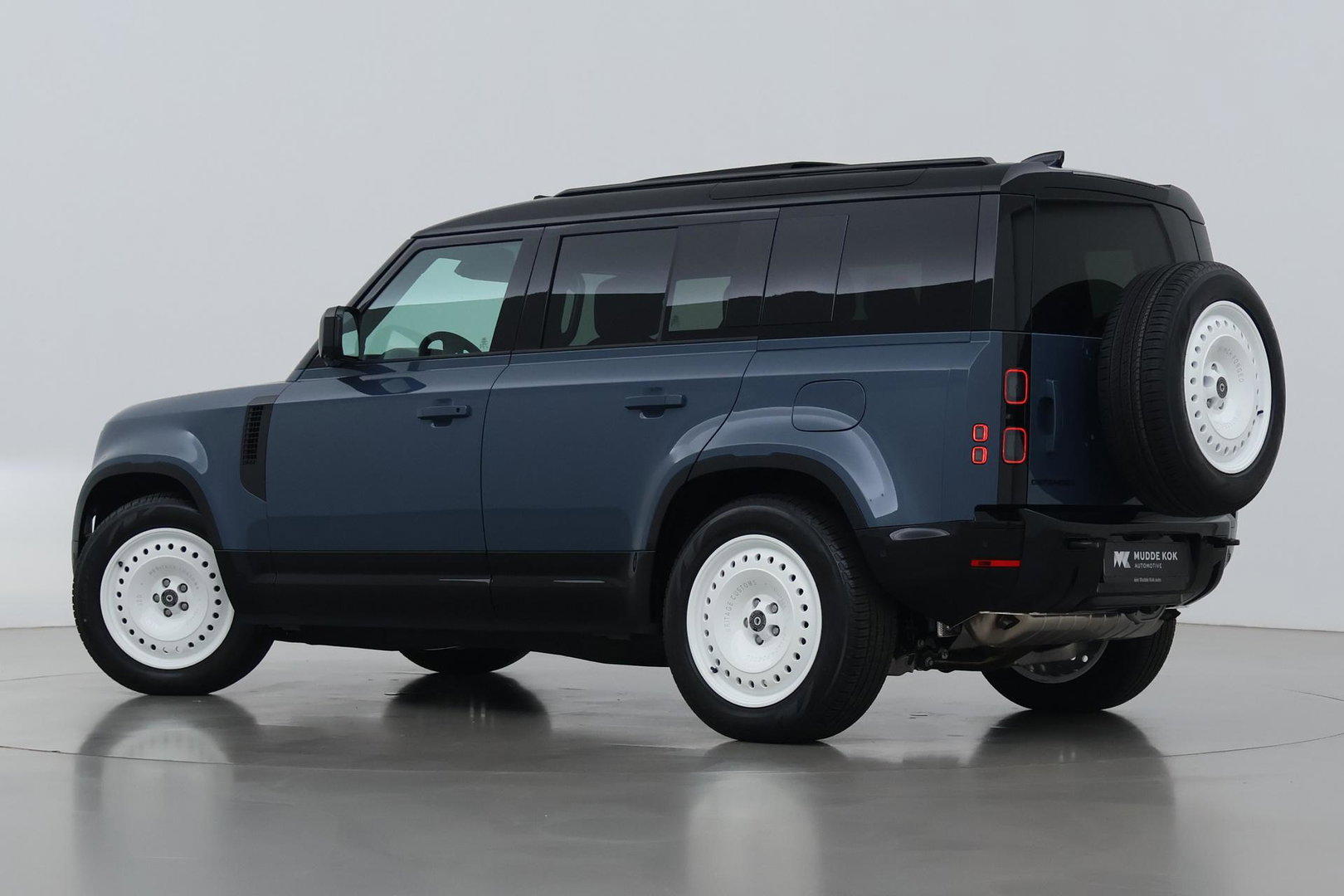 Land Rover Defender 2.0 P300e 110 X-Dynamic HSE | HERITAGE RETRO | Luchtvering | Panoramadak | Trekhaak | 360° Camera | Koelkast | Stoelventilatie
