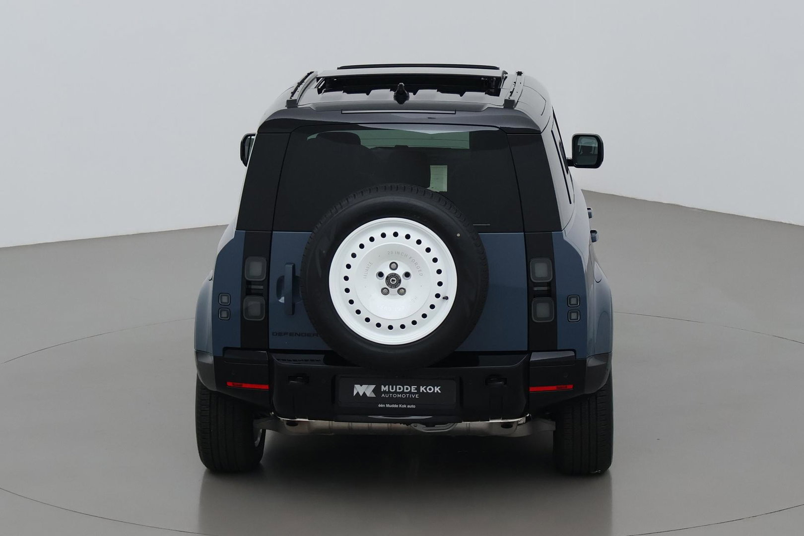 Land Rover Defender 2.0 P300e 110 X-Dynamic HSE | HERITAGE RETRO | Luchtvering | Panoramadak | Trekhaak | 360° Camera | Koelkast | Stoelventilatie