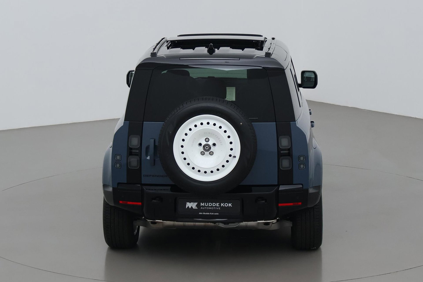 Land Rover Defender 2.0 P300e 110 X-Dynamic HSE | HERITAGE RETRO | Luchtvering | Panoramadak | Trekhaak | 360° Camera | Koelkast | Stoelventilatie