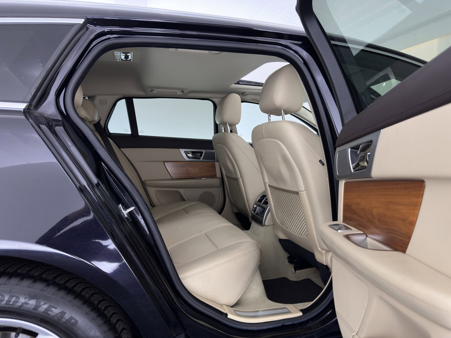 Jaguar XF Sportbrake 2.2D S Aut. *PANO | LEATHER | XENON | HEATED-COMFORTSEATS | CAMERA | NAVI-FULLMAP | KEYLESS | PRIVACY-GLASS | ECC | PDC | CRUISE | 17''ALU | TOWBAR*