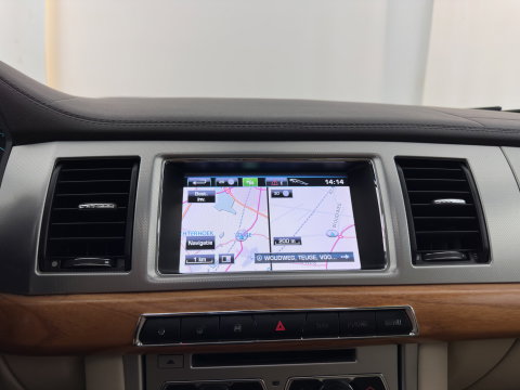 Jaguar XF Sportbrake 2.2D S Aut. *PANO | LEATHER | XENON | HEATED-COMFORTSEATS | CAMERA | NAVI-FULLMAP | KEYLESS | PRIVACY-GLASS | ECC | PDC | CRUISE | 17''ALU | TOWBAR*