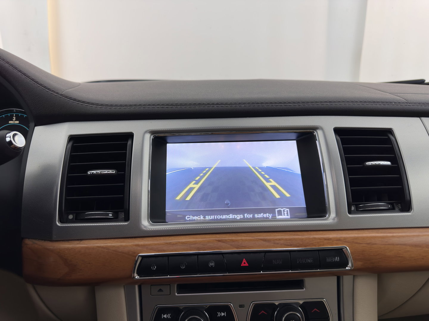 Jaguar XF Sportbrake 2.2D S Aut. *PANO | LEATHER | XENON | HEATED-COMFORTSEATS | CAMERA | NAVI-FULLMAP | KEYLESS | PRIVACY-GLASS | ECC | PDC | CRUISE | 17''ALU | TOWBAR*