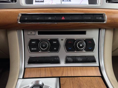 Jaguar XF Sportbrake 2.2D S Aut. *PANO | LEATHER | XENON | HEATED-COMFORTSEATS | CAMERA | NAVI-FULLMAP | KEYLESS | PRIVACY-GLASS | ECC | PDC | CRUISE | 17''ALU | TOWBAR*