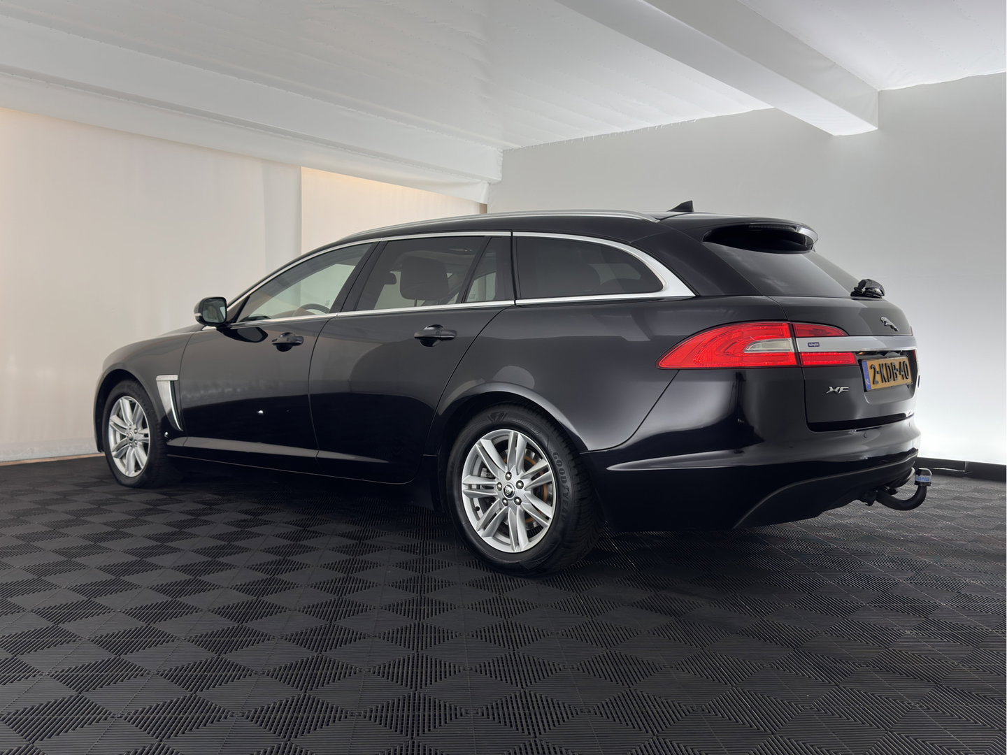 Jaguar XF Sportbrake 2.2D S Aut. *PANO | LEATHER | XENON | HEATED-COMFORTSEATS | CAMERA | NAVI-FULLMAP | KEYLESS | PRIVACY-GLASS | ECC | PDC | CRUISE | 17''ALU | TOWBAR*