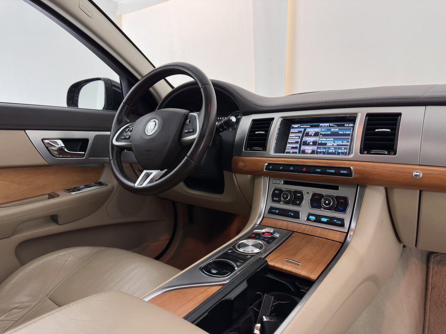 Jaguar XF Sportbrake 2.2D S Aut. *PANO | LEATHER | XENON | HEATED-COMFORTSEATS | CAMERA | NAVI-FULLMAP | KEYLESS | PRIVACY-GLASS | ECC | PDC | CRUISE | 17''ALU | TOWBAR*