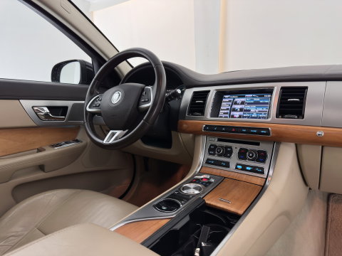 Jaguar XF Sportbrake 2.2D S Aut. *PANO | LEATHER | XENON | HEATED-COMFORTSEATS | CAMERA | NAVI-FULLMAP | KEYLESS | PRIVACY-GLASS | ECC | PDC | CRUISE | 17''ALU | TOWBAR*