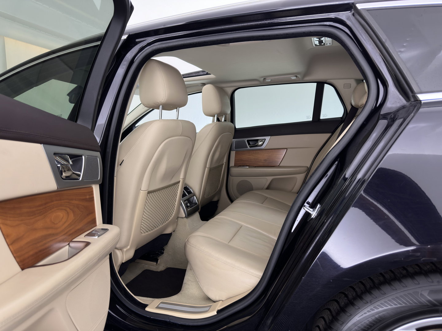 Jaguar XF Sportbrake 2.2D S Aut. *PANO | LEATHER | XENON | HEATED-COMFORTSEATS | CAMERA | NAVI-FULLMAP | KEYLESS | PRIVACY-GLASS | ECC | PDC | CRUISE | 17''ALU | TOWBAR*