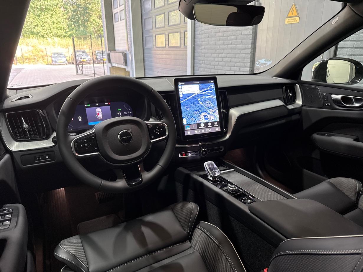 Volvo XC60 2.0 T6 Plug-in hybrid AWD Plus Black Edition | Panoramadak | Harman/Kardon | Pilot Assist | Stoel+Stuurverwarming