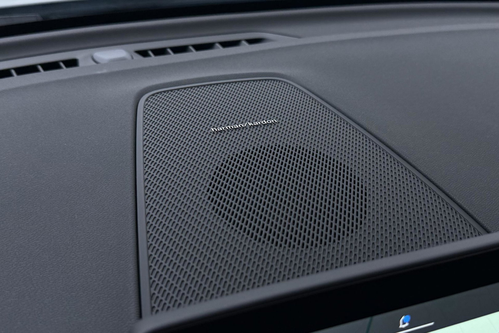 Volvo XC60 2.0 T6 Plug-in hybrid AWD Plus Black Edition | Panoramadak | Harman/Kardon | 21 Inch | 360-camera