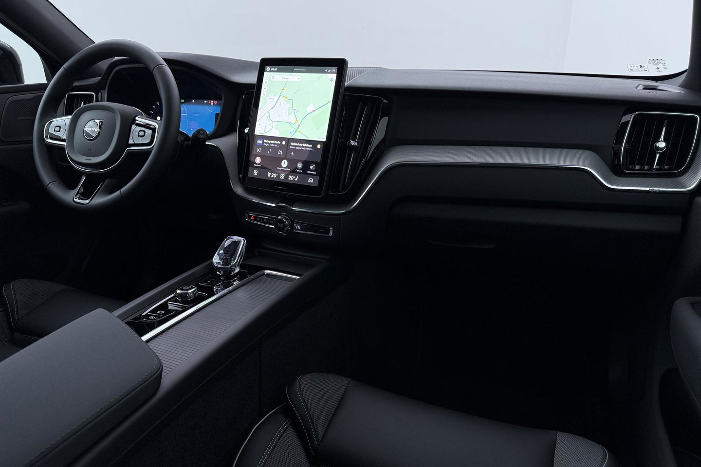Volvo XC60 2.0 T6 Plug-in hybrid AWD Plus Black Edition | Panoramadak | Harman/Kardon | 21 Inch | 360-camera