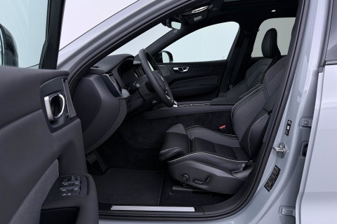 Volvo XC60 2.0 T6 Plug-in hybrid AWD Plus Black Edition | Panoramadak | Harman/Kardon | 21 Inch | 360-camera