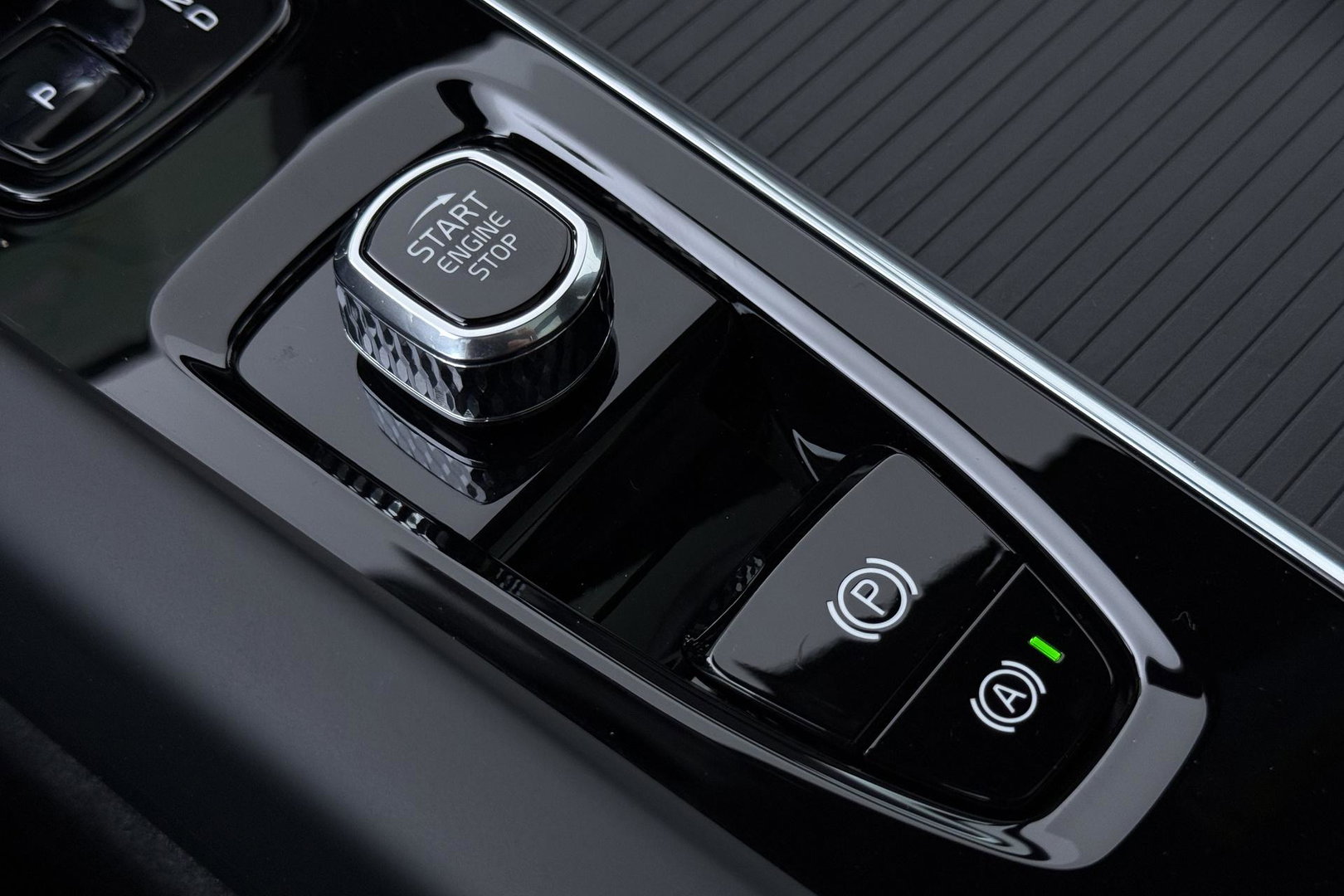 Volvo XC60 2.0 T6 Plug-in hybrid AWD Plus Black Edition | Panoramadak | Harman/Kardon | 21 Inch | 360-camera