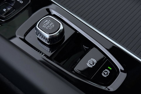 Volvo XC60 2.0 T6 Plug-in hybrid AWD Plus Black Edition | Panoramadak | Harman/Kardon | 21 Inch | 360-camera