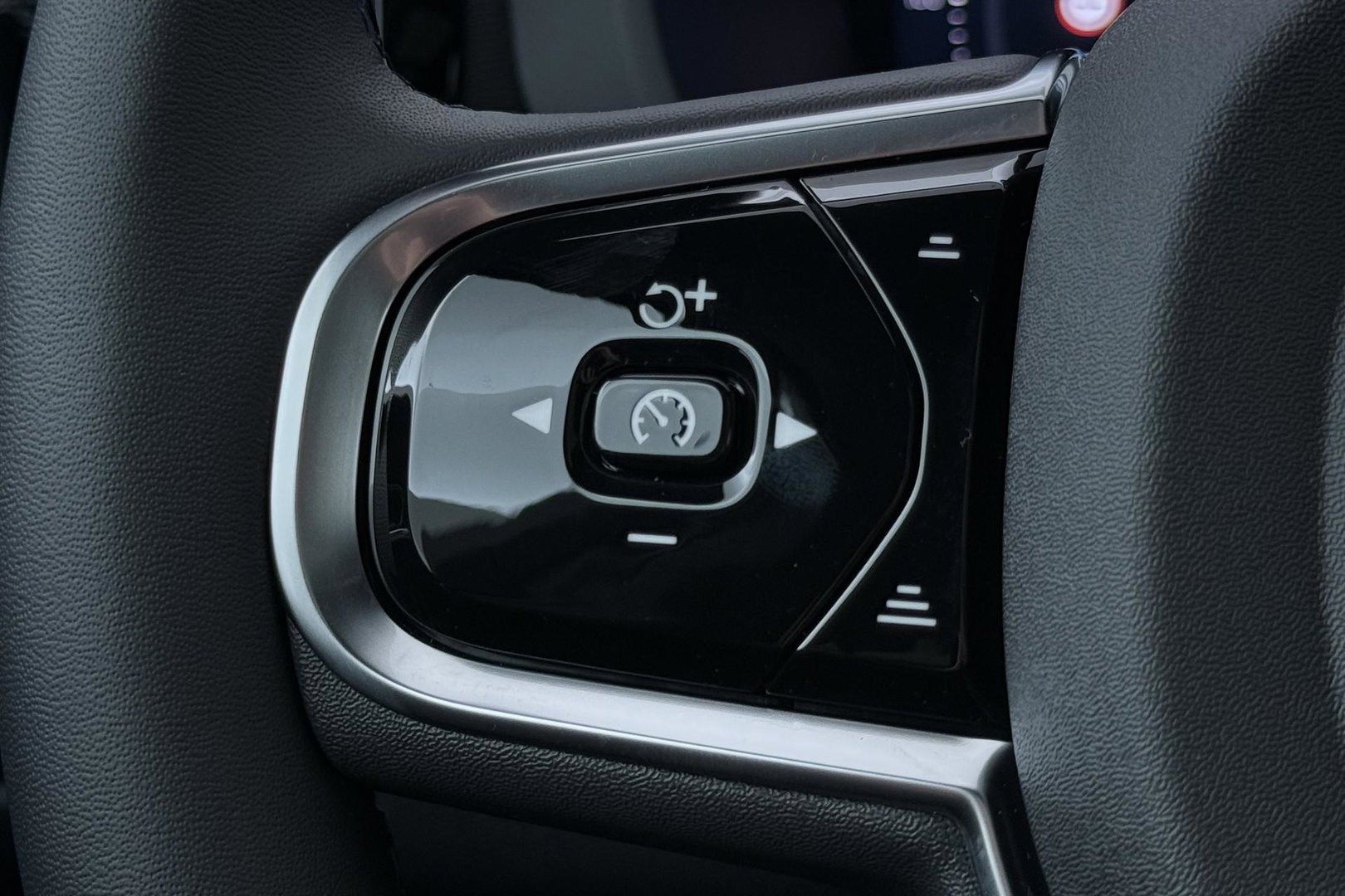 Volvo XC60 2.0 T6 Plug-in hybrid AWD Plus Black Edition | Panoramadak | Harman/Kardon | 21 Inch | 360-camera