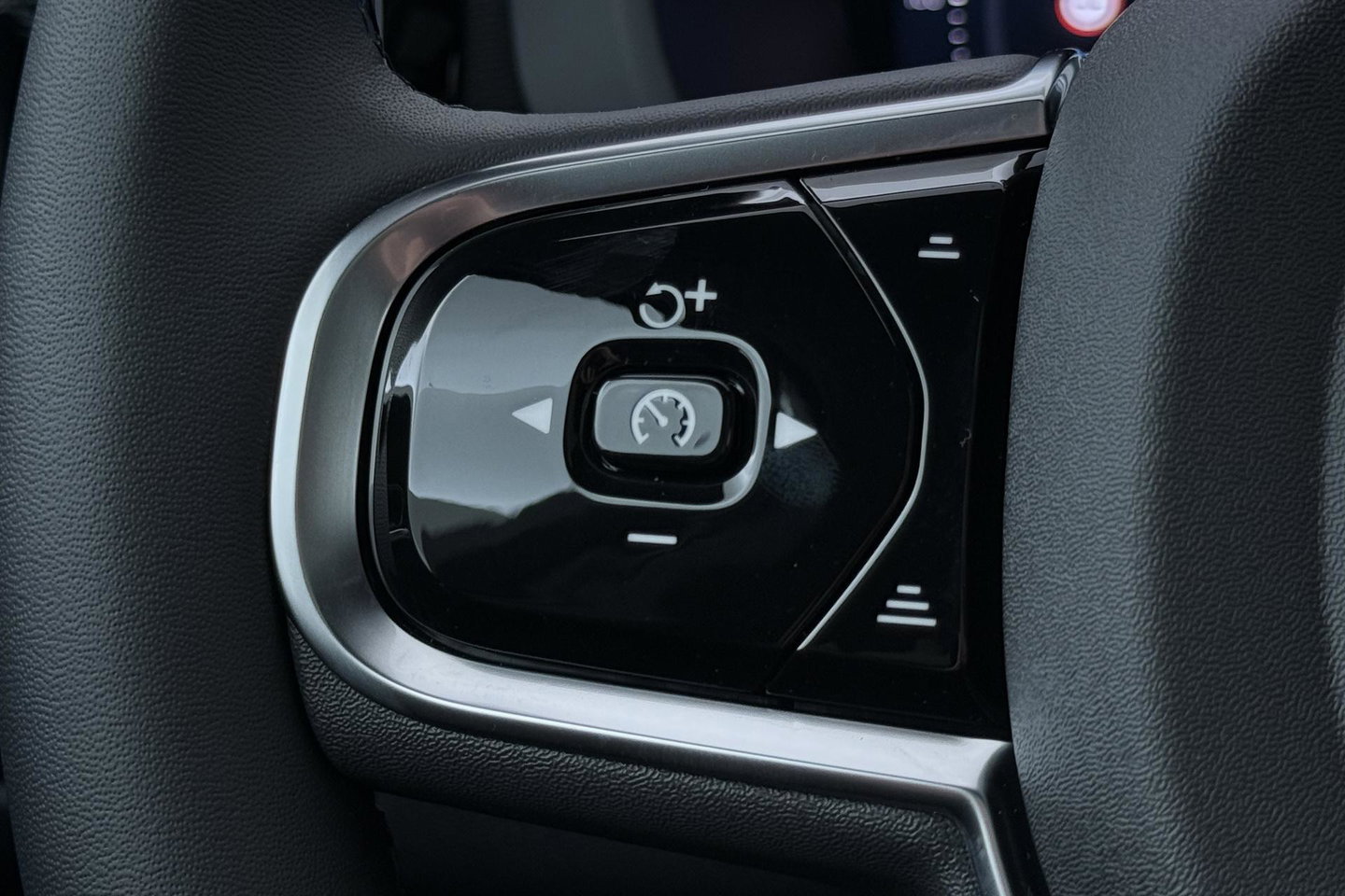 Volvo XC60 2.0 T6 Plug-in hybrid AWD Plus Black Edition | Panoramadak | Harman/Kardon | 21 Inch | 360-camera