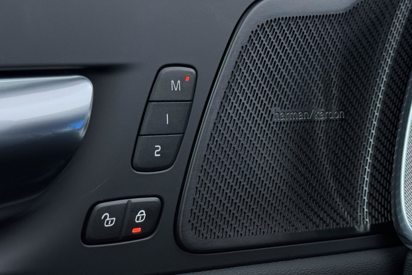 Volvo XC60 2.0 T6 Plug-in hybrid AWD Plus Black Edition | Panoramadak | Harman/Kardon | 21 Inch | 360-camera