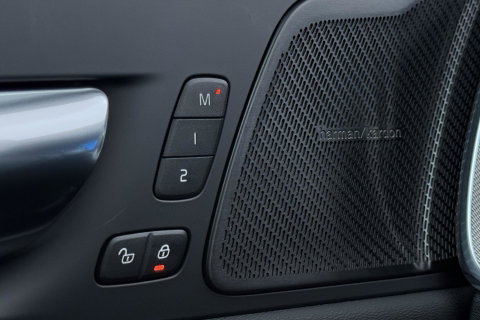 Volvo XC60 2.0 T6 Plug-in hybrid AWD Plus Black Edition | Panoramadak | Harman/Kardon | 21 Inch | 360-camera