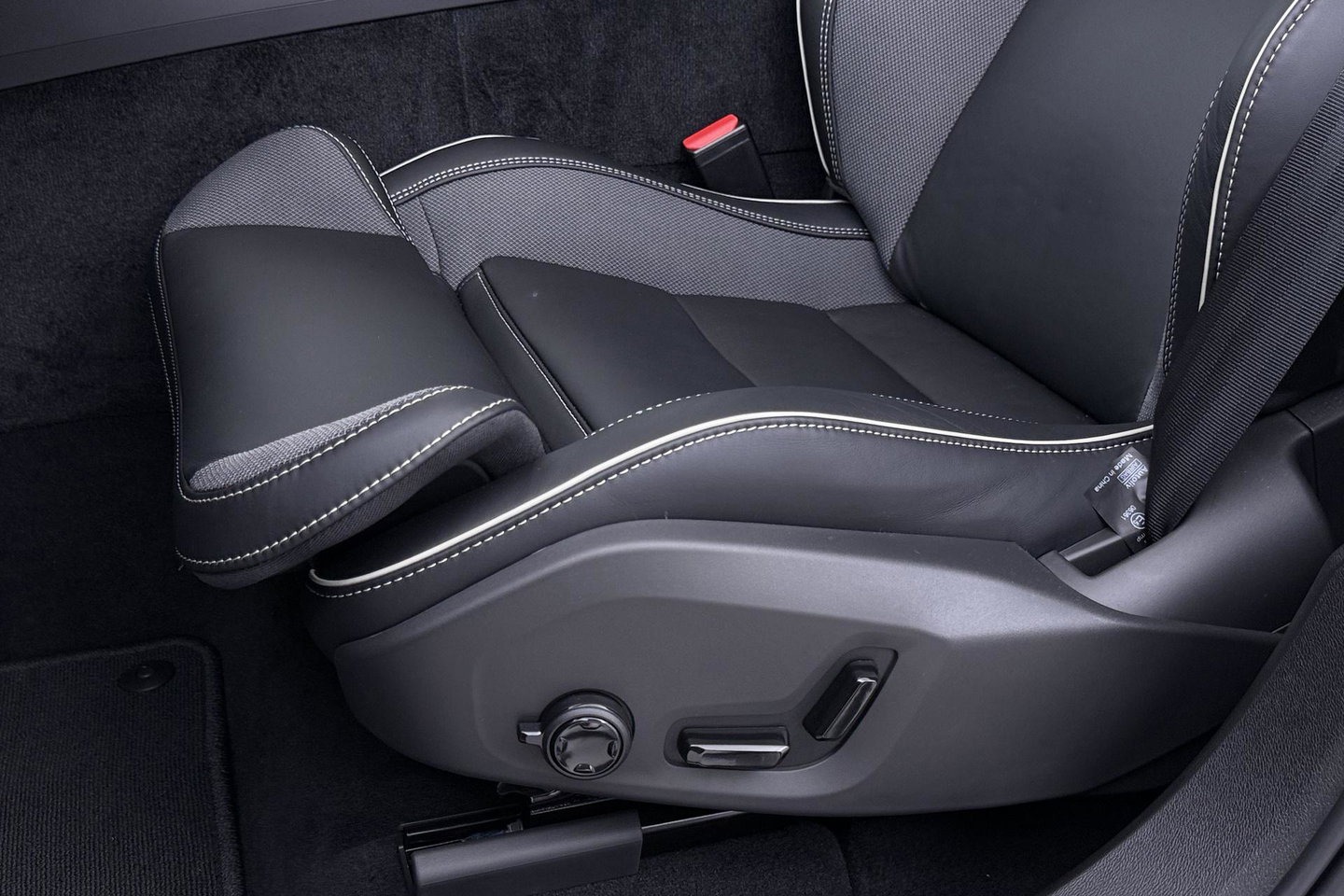 Volvo XC60 2.0 T6 Plug-in hybrid AWD Plus Black Edition | Panoramadak | Harman/Kardon | 21 Inch | 360-camera
