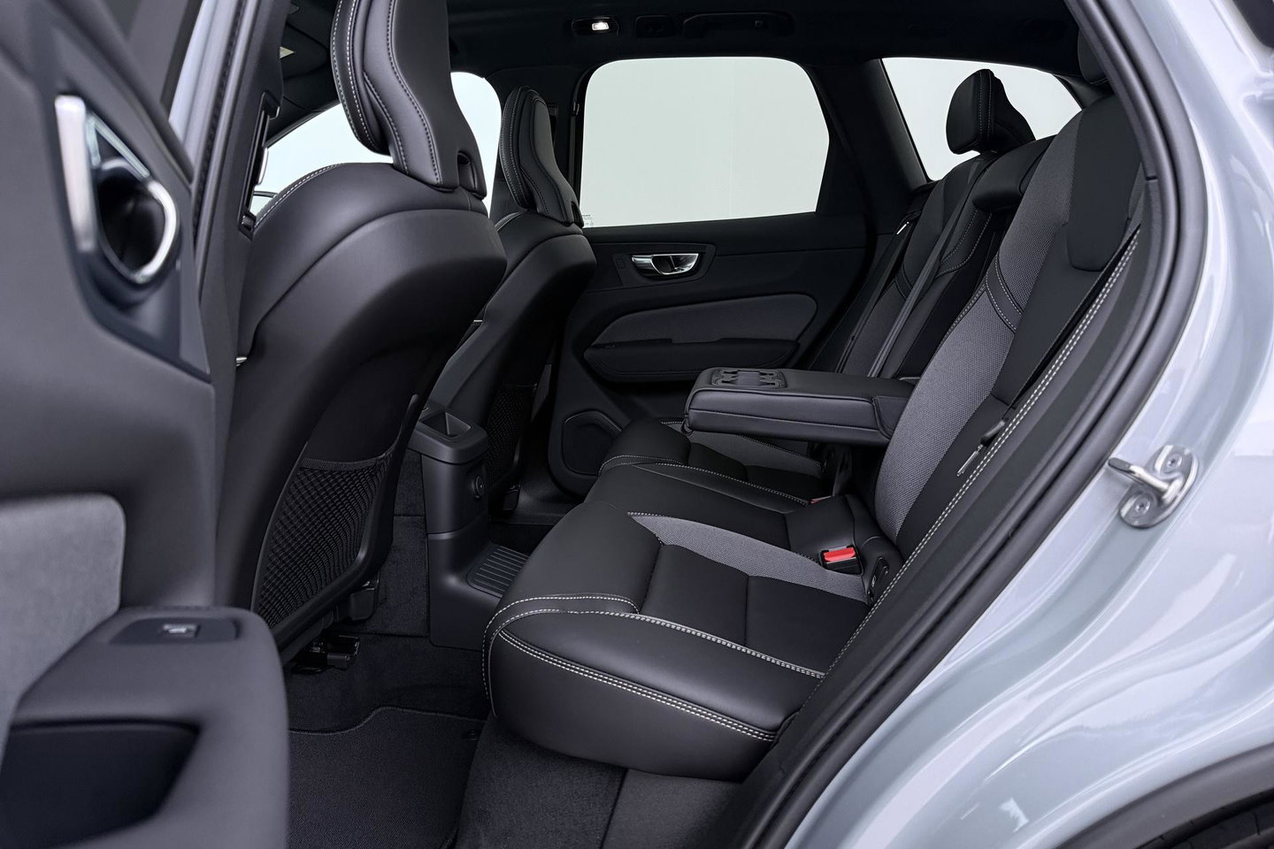 Volvo XC60 2.0 T6 Plug-in hybrid AWD Plus Black Edition | Panoramadak | Harman/Kardon | 21 Inch | 360-camera