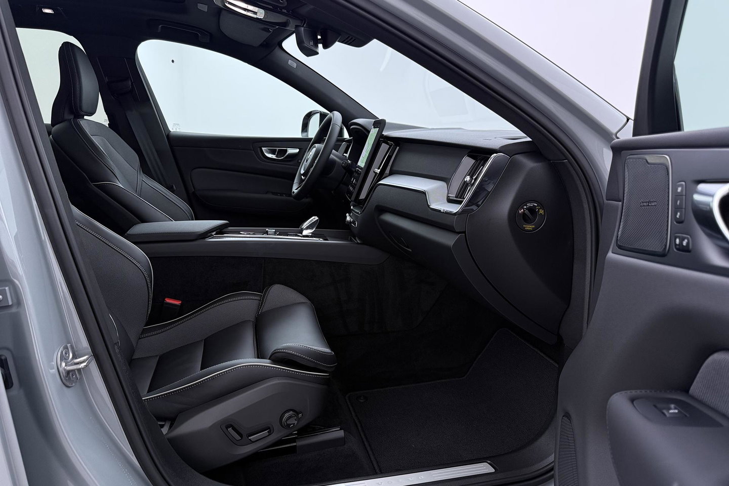 Volvo XC60 2.0 T6 Plug-in hybrid AWD Plus Black Edition | Panoramadak | Harman/Kardon | 21 Inch | 360-camera