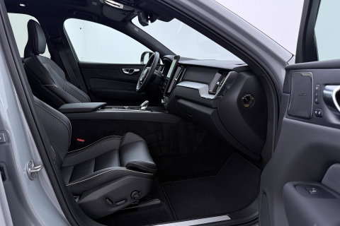 Volvo XC60 2.0 T6 Plug-in hybrid AWD Plus Black Edition | Panoramadak | Harman/Kardon | 21 Inch | 360-camera