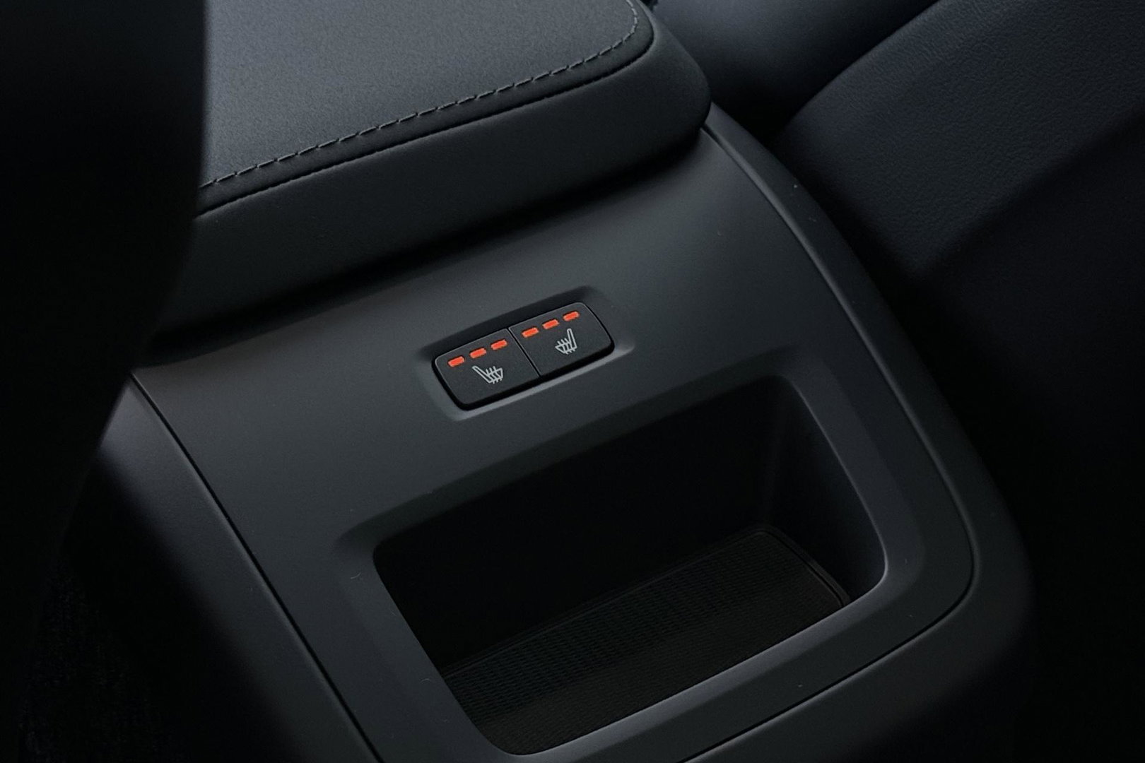 Volvo XC60 2.0 T6 Plug-in hybrid AWD Plus Black Edition | Panoramadak | Harman/Kardon | 21 Inch | 360-camera