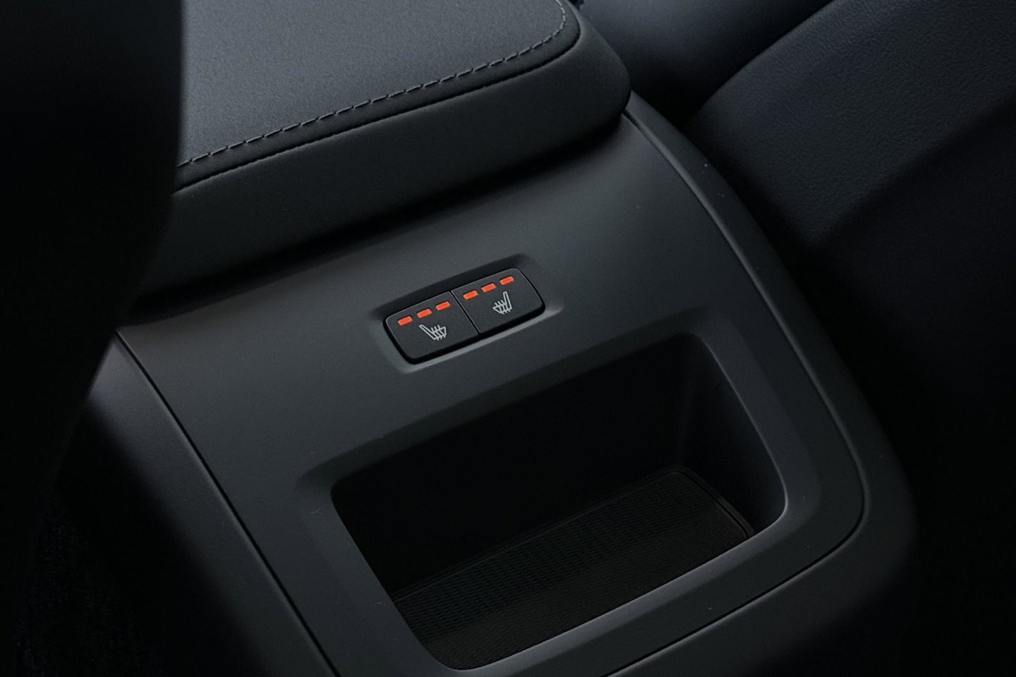 Volvo XC60 2.0 T6 Plug-in hybrid AWD Plus Black Edition | Panoramadak | Harman/Kardon | 21 Inch | 360-camera