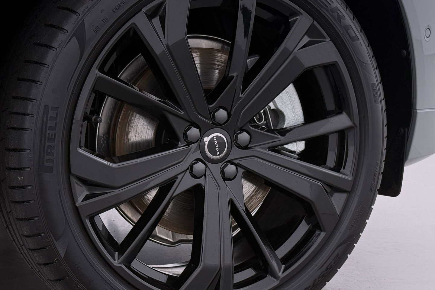Volvo XC60 2.0 T6 Plug-in hybrid AWD Plus Black Edition | Panoramadak | Harman/Kardon | 21 Inch | 360-camera