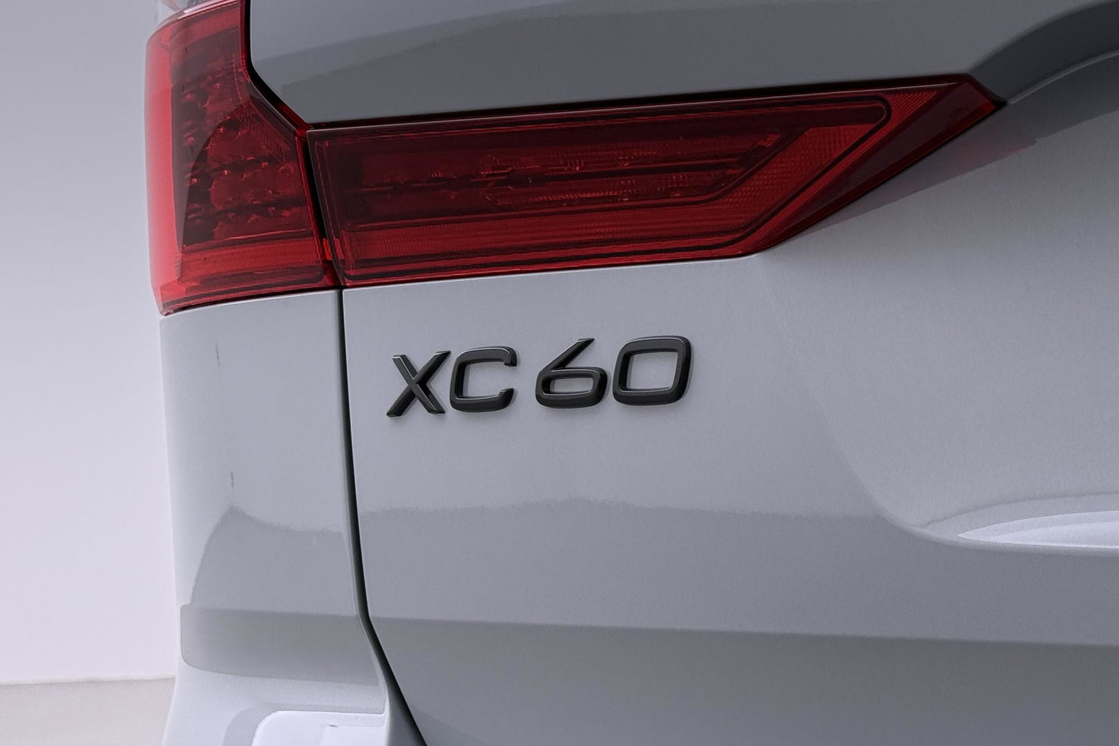 Volvo XC60 2.0 T6 Plug-in hybrid AWD Plus Black Edition | Panoramadak | Harman/Kardon | 21 Inch | 360-camera