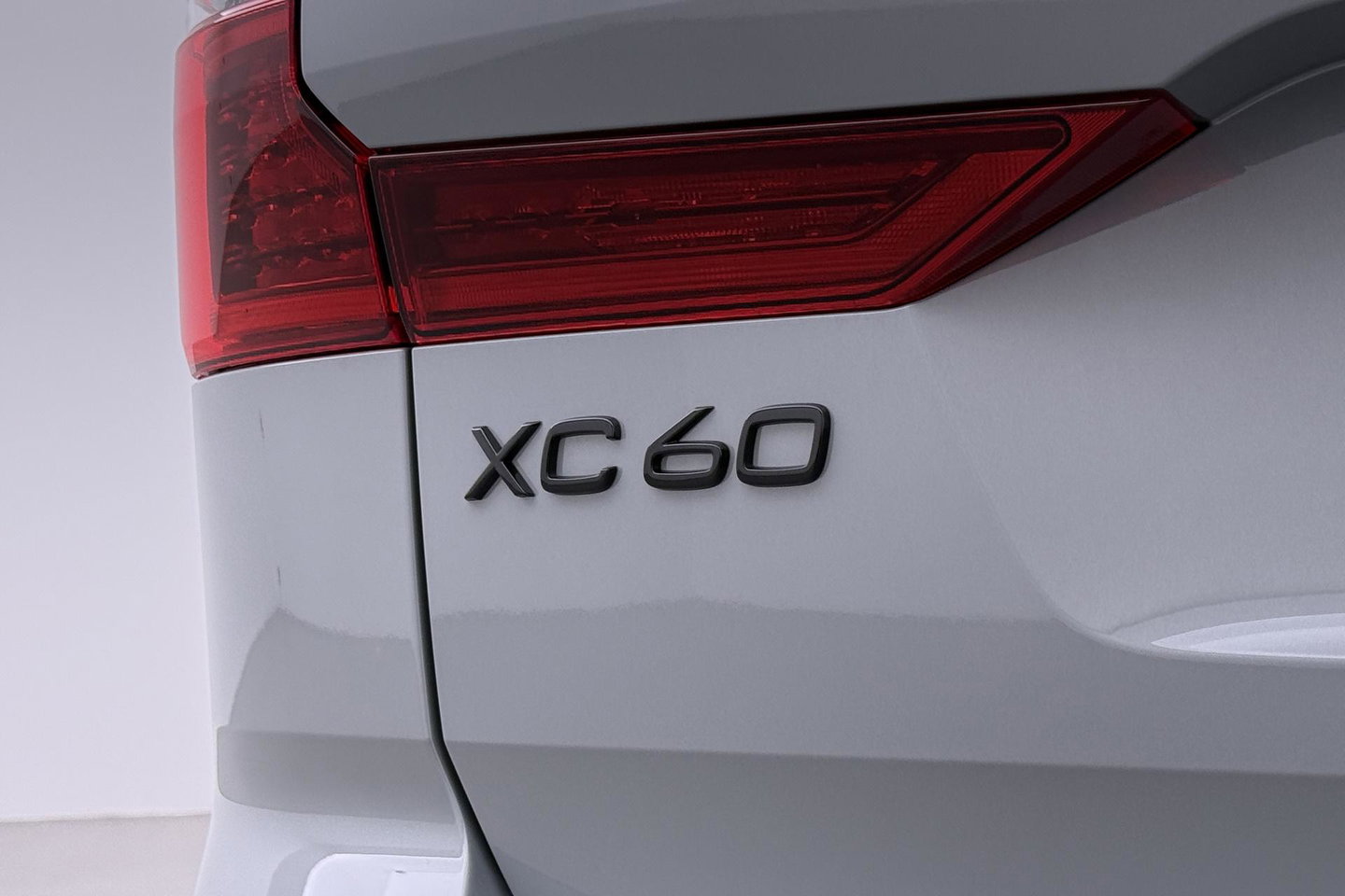 Volvo XC60 2.0 T6 Plug-in hybrid AWD Plus Black Edition | Panoramadak | Harman/Kardon | 21 Inch | 360-camera