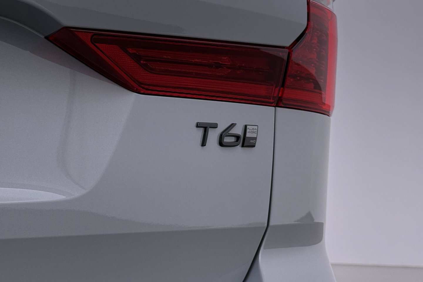 Volvo XC60 2.0 T6 Plug-in hybrid AWD Plus Black Edition | Panoramadak | Harman/Kardon | 21 Inch | 360-camera