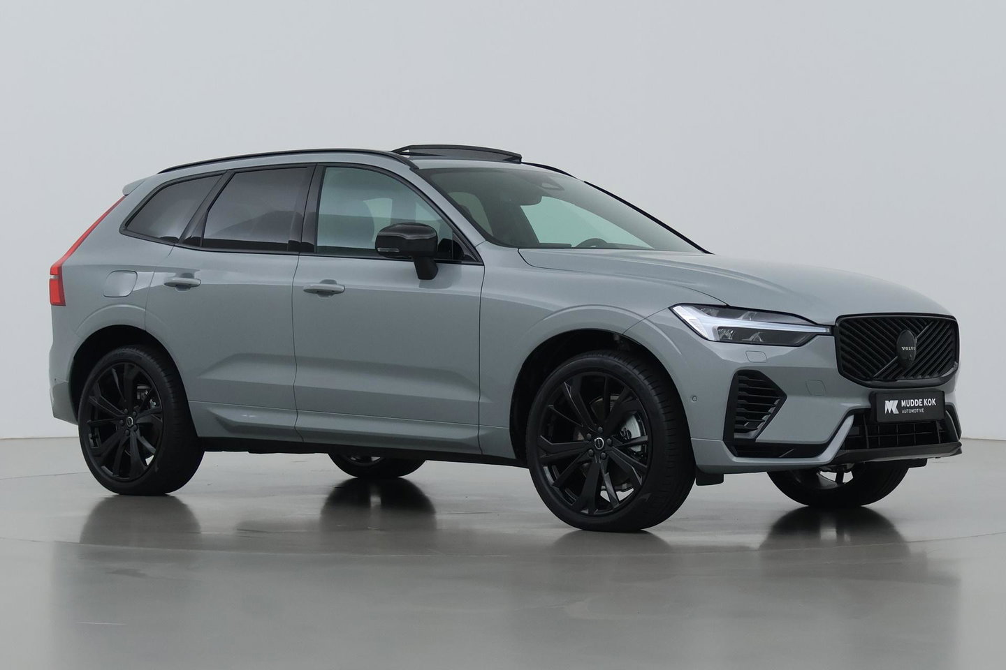 Volvo XC60 2.0 T6 Plug-in hybrid AWD Plus Black Edition | Panoramadak | Harman/Kardon | 21 Inch | 360-camera