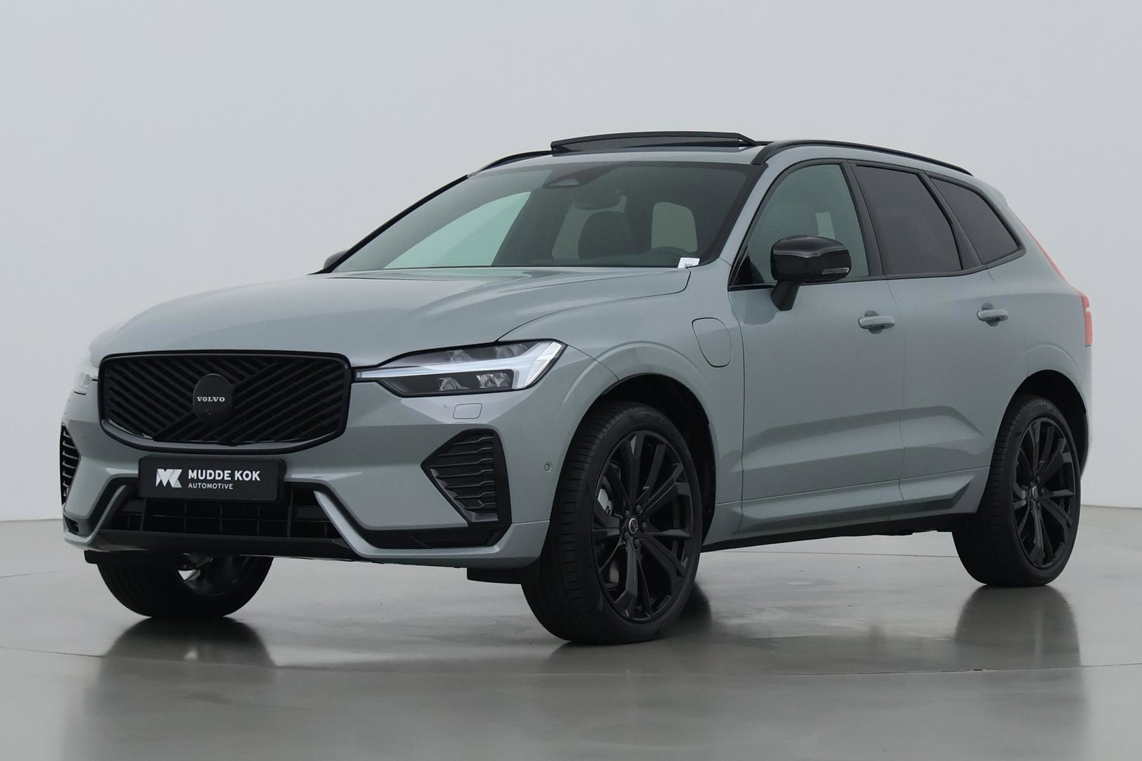 Volvo XC60 2.0 T6 Plug-in hybrid AWD Plus Black Edition | Panoramadak | Harman/Kardon | 21 Inch | 360-camera