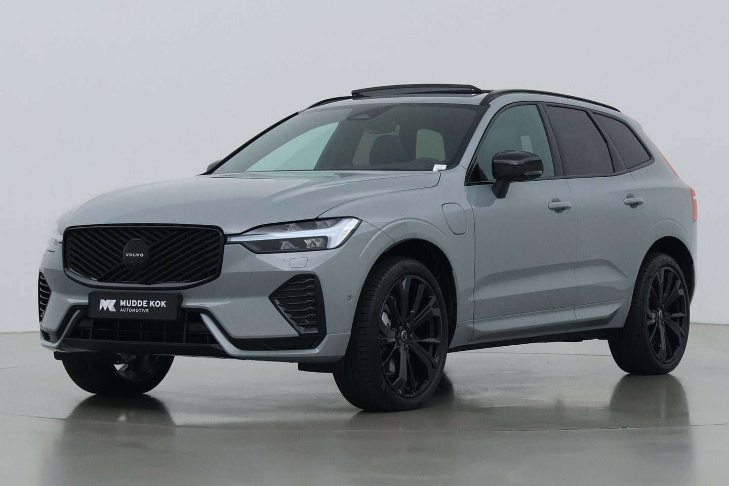 Volvo XC60 2.0 T6 Plug-in hybrid AWD Plus Black Edition | Panoramadak | Harman/Kardon | 21 Inch | 360-camera