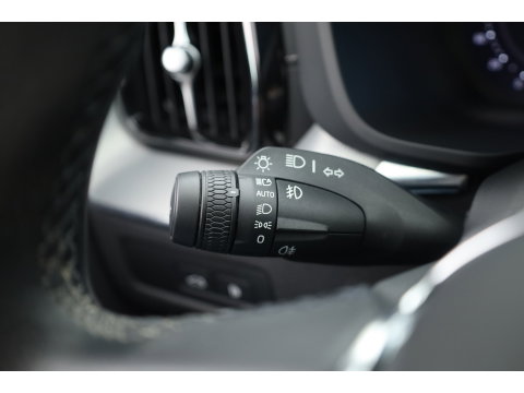 Volvo XC60 2.0 T8 Plug-in hybrid AWD Ultimate Dark | SOH 99,9% | Pano | Trekhaak | Head-up | Sport Stoelen | 360 camera |