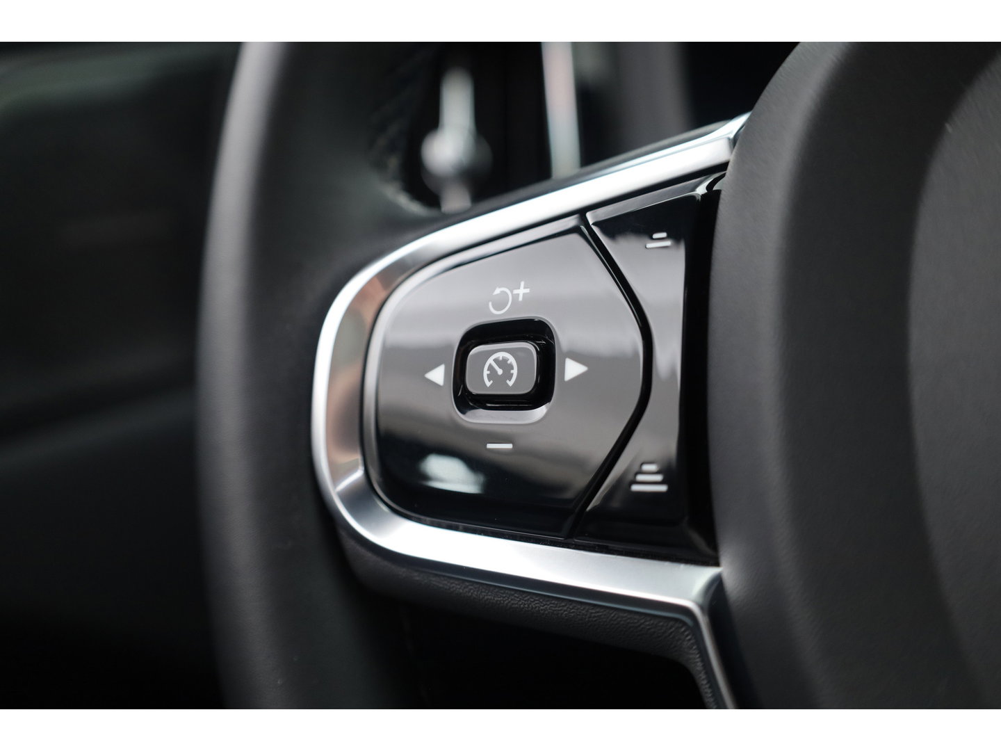Volvo XC60 2.0 T8 Plug-in hybrid AWD Ultimate Dark | SOH 99,9% | Pano | Trekhaak | Head-up | Sport Stoelen | 360 camera |