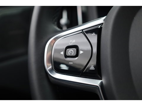 Volvo XC60 2.0 T8 Plug-in hybrid AWD Ultimate Dark | SOH 99,9% | Pano | Trekhaak | Head-up | Sport Stoelen | 360 camera |