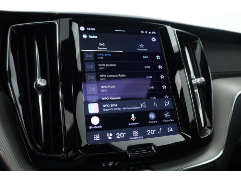 Volvo XC60 2.0 T8 Plug-in hybrid AWD Ultimate Dark | SOH 99,9% | Pano | Trekhaak | Head-up | Sport Stoelen | 360 camera |