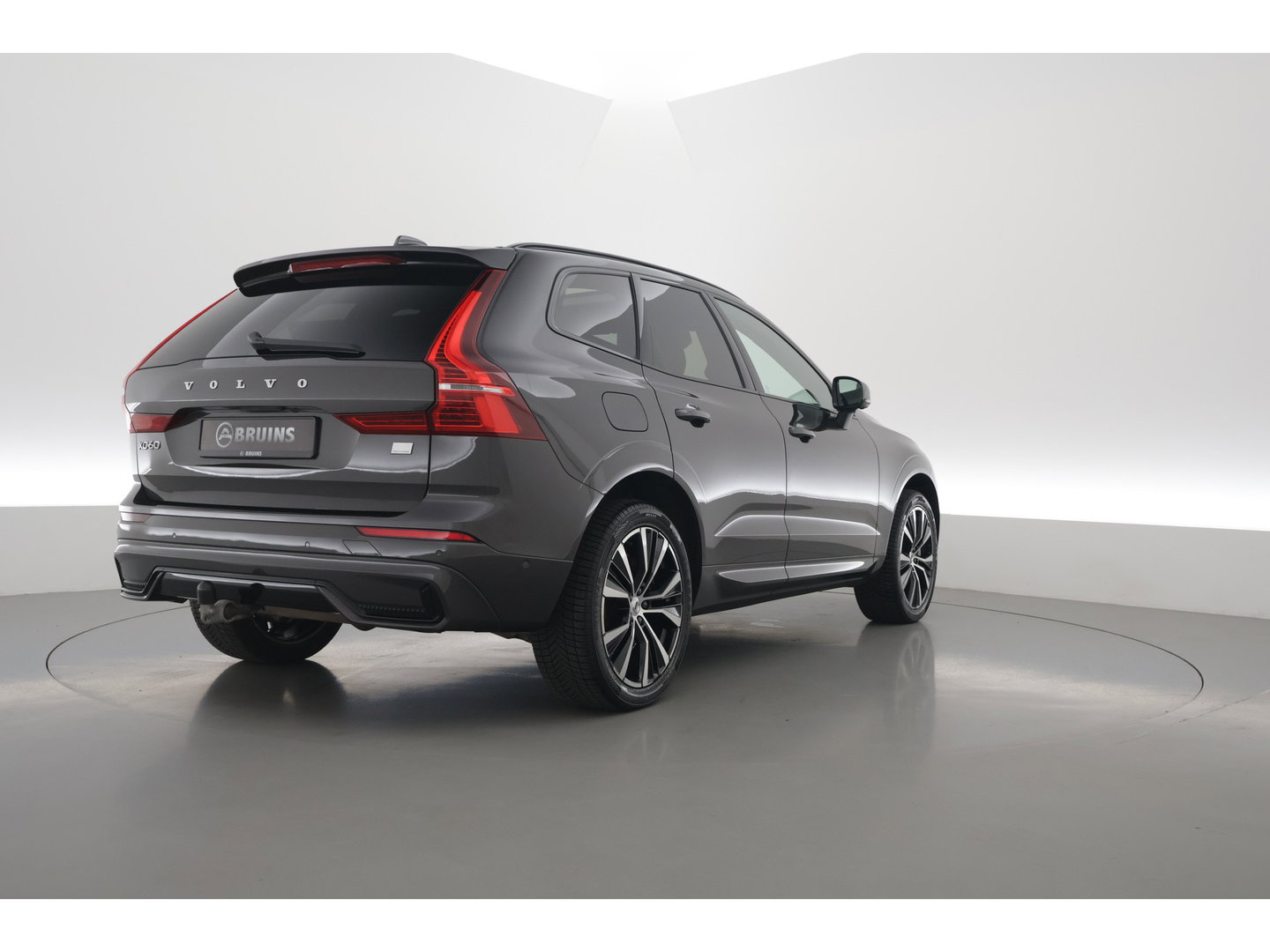 Volvo XC60 2.0 T8 Plug-in hybrid AWD Ultimate Dark | SOH 99,9% | Pano | Trekhaak | Head-up | Sport Stoelen | 360 camera |