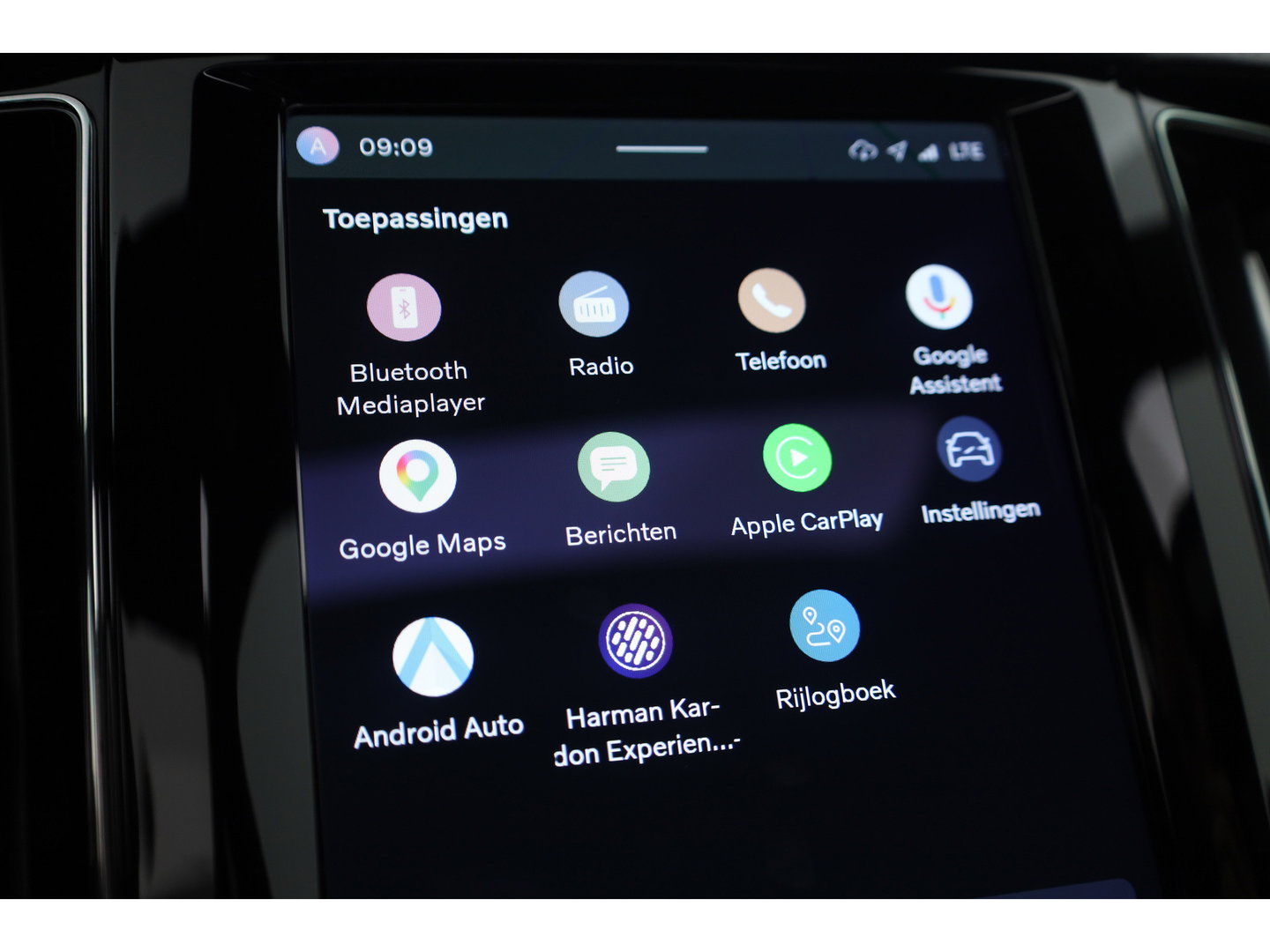 Volvo XC60 2.0 T8 Plug-in hybrid AWD Ultimate Dark | SOH 99,9% | Pano | Trekhaak | Head-up | Sport Stoelen | 360 camera |