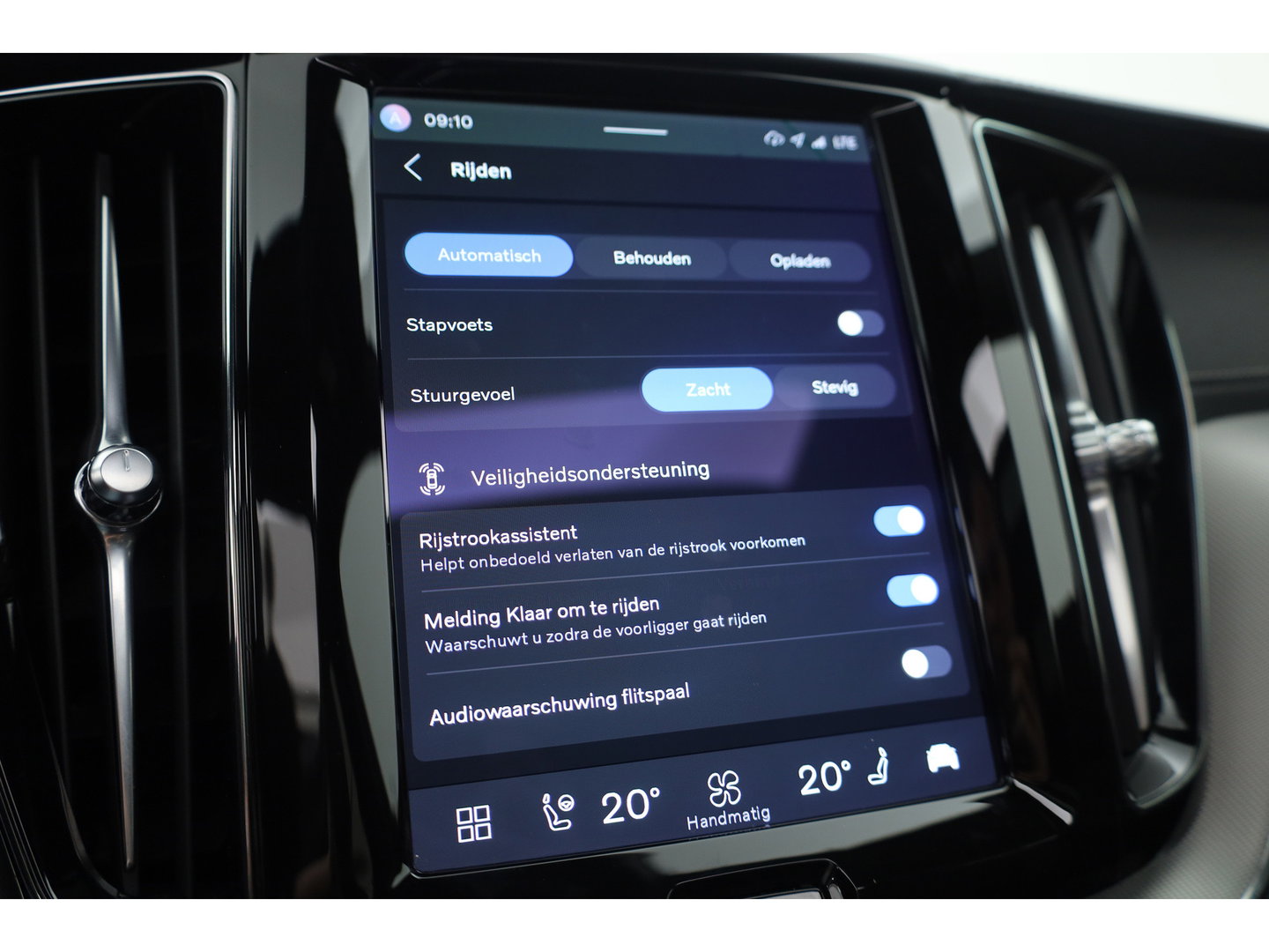 Volvo XC60 2.0 T8 Plug-in hybrid AWD Ultimate Dark | SOH 99,9% | Pano | Trekhaak | Head-up | Sport Stoelen | 360 camera |