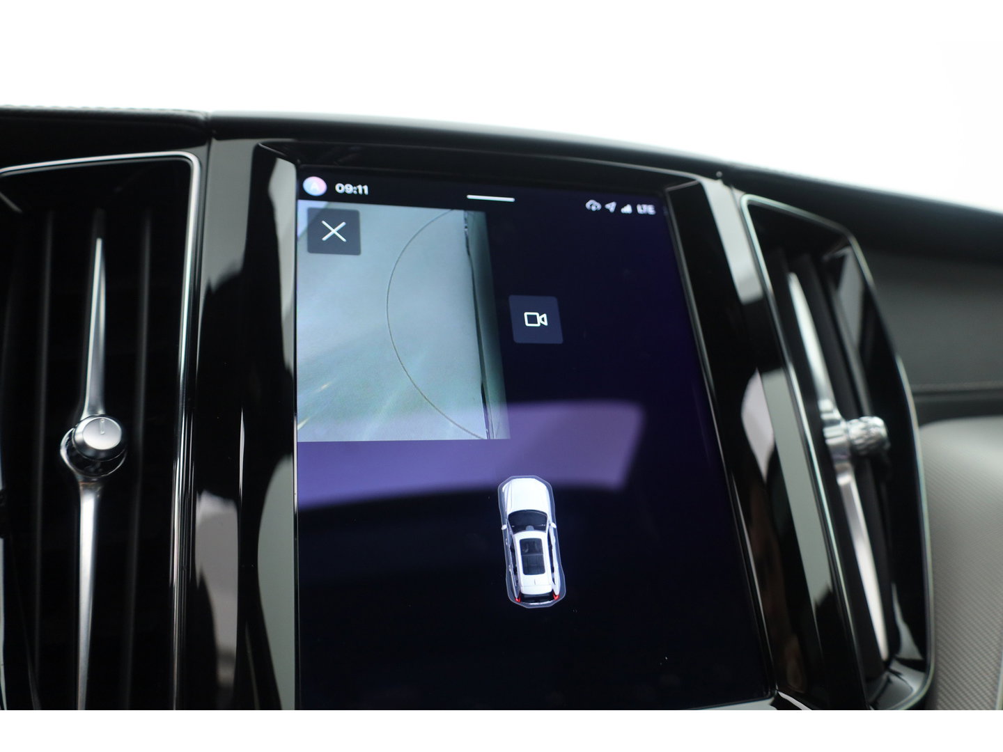 Volvo XC60 2.0 T8 Plug-in hybrid AWD Ultimate Dark | SOH 99,9% | Pano | Trekhaak | Head-up | Sport Stoelen | 360 camera |