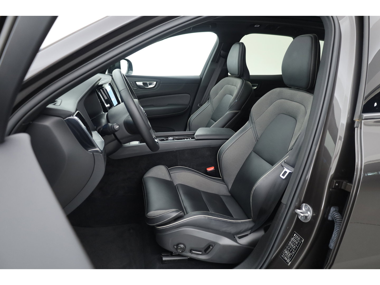 Volvo XC60 2.0 T8 Plug-in hybrid AWD Ultimate Dark | SOH 99,9% | Pano | Trekhaak | Head-up | Sport Stoelen | 360 camera |