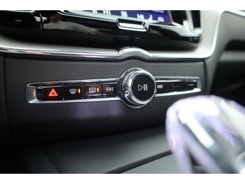 Volvo XC60 2.0 T8 Plug-in hybrid AWD Ultimate Dark | SOH 99,9% | Pano | Trekhaak | Head-up | Sport Stoelen | 360 camera |